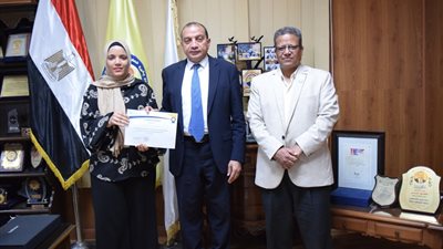 رئيس جامعة بني سويف يكرم ثنائي الزراعة أصحاب ذهبية الكونغ فو والمسار البحثى