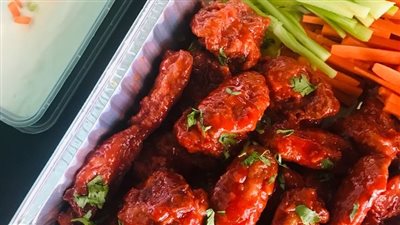 6 خطوات.. طريقة تحضير صينية أجنحة الدجاج مع البطاطس والبصل