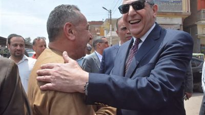 محافظ الغربية يزور قرية العزيزية سيرا على الأقدام ويتعهد بحلول فورية