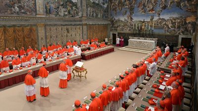 الدخان الأبيض علامة الإجماع.. الفاتيكان يستعد لانطلاق مجمع انتخاب بابا جديد