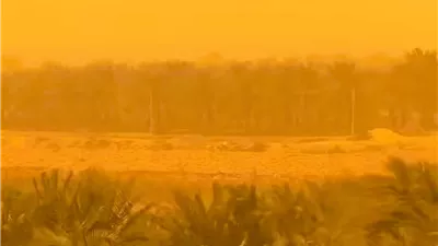 بدأت من صحراء سيوة.. العاصفة الترابية تغطى سماء الوادي الجديد |صور