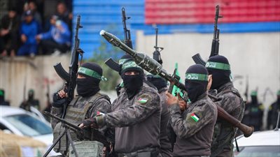 إسرائيل هيوم: حماس تدرس نزع السلاح ومغادرة قياداتها لقطاع غزة وانقسام داخلي