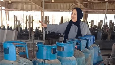 خرجت طبيبين ومحامي.. أم ولاء تتحدى الصعاب وتقود شاحنة بحثًا عن لقمة العيش |صور