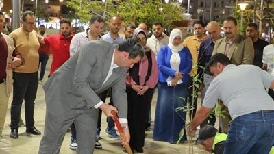 غرس بيديه.. محافظ دمياط يزرع 2000 شجرة ضمن المبادرة الرئاسية |صور