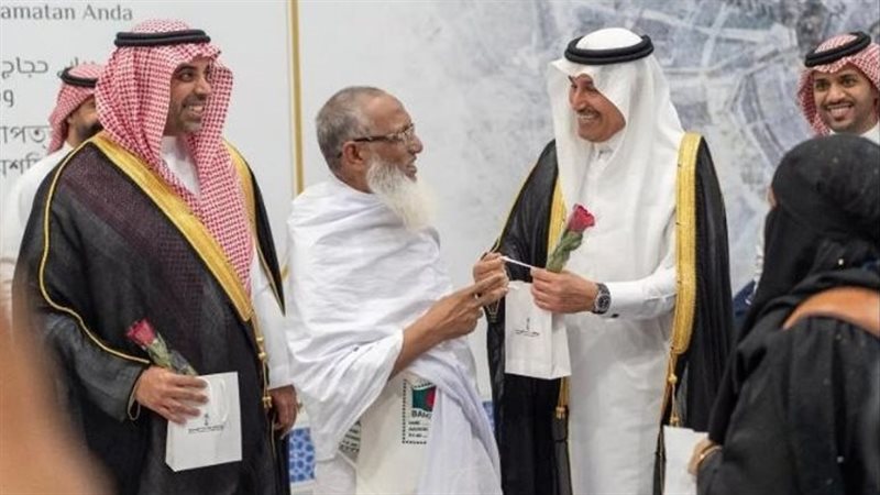 أول رحلة للحجاج بمطار
