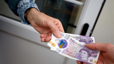 برلمانيون في بريطانيا يحثّون وزارة الخزانة على تخزين الأموال النقدية