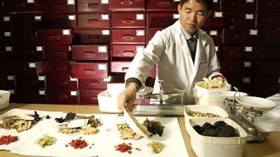 بعد إغلاق إحدى عياداته في مصر.. ما هو الطب الصيني وفوائده وأضراره؟