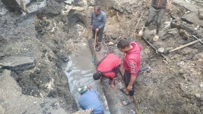 محاولات لإصلاح كسر ماسورة مياه للشرب وهبوط أرضي بحي المناخ ببورسعيد |صور