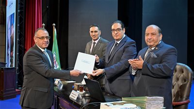 جامعة القاهرة تكرم الفريق المنظم لزيارة الرئيس الفرنسي 