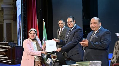 تكريم فريق العمل المشارك في تنظيم زيارة الرئيس الفرنسي ماكرون لمصر