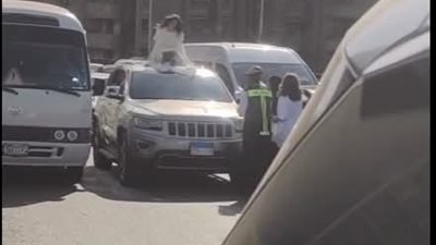  على كوبري أكتوبر.. فتاة تتسبب فى تعطيل الحركة المرورية وتهزي بعبارات غريبة 