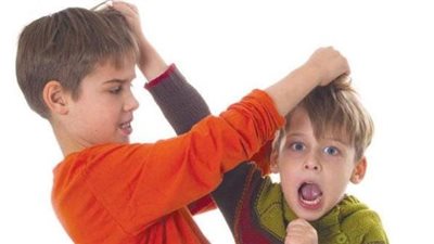 10 سلوكيات خاطئة تدمر نفسية الطفل.. احذروا الوقوع فيها