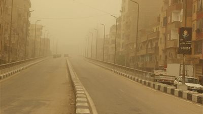 الشوارع خالية والمواطنون في منازلهم.. سوهاج تحت تأثير العاصفة الترابية