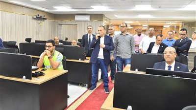 محافظ أسيوط يتابع تطورات حالة الطقس عبر مركز سيطرة الشبكة الوطنية للطوارئ |صور