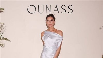 المصممة البريطانية فيكتوريا بيكهام في دبي مع مؤثرات الموضة العربيات 