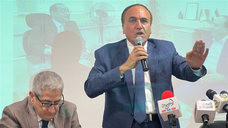 الكاتب الصحفي عبد