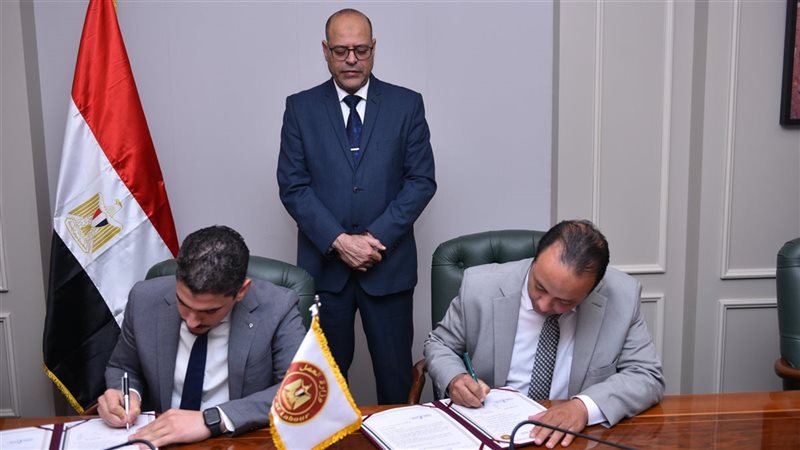 وزير العمل يشهد توقيع