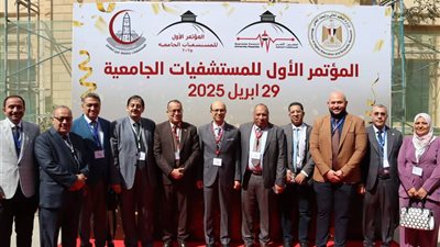 وزير التعليم العالي يهدي درع 