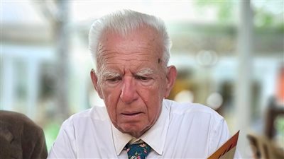 العزلة الاجتماعية تهدد صحة كبار السن وتصيبهم بالخرف.. طبيب يحذر