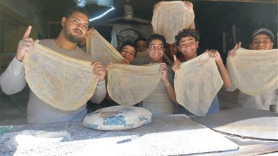 فطيرة في الهواء وأقدام ثابتة على الأرض.. أحمد سوهاجي مكافح يسعى على رزقه |صور