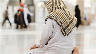 أعجز عن استقبال القبلة فما هو الحكم؟.. اعرف الكيفية الصحيحة لصلاة المريض 