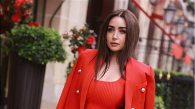 هنا الزاهد تتجول فى شوارع باريس بإطلالة جذابة.. أعرف سعرها 