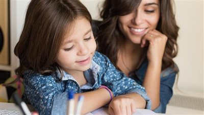 هل تريد أن يصبح ابنك صديقك المقرب؟ خبراء يكشفون الحيلة 