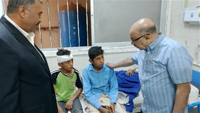 محافظ أسيوط يوجه بتقديم الرعاية الصحية لمصابي حادث انقلاب سيارة تقل |صور