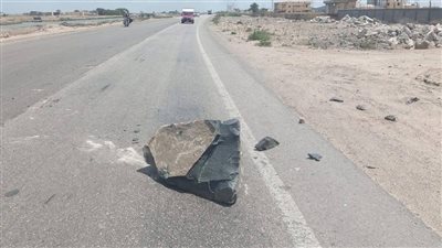 سقوط صخرة كبيرة تثير الذعر وتصيب 2 في حادث مروري بدمياط
