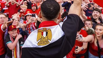 بعد تتويجه بالدورى الإنجليزى..الكينج محمد صلاح يزين انجلترا بعلم مصر 