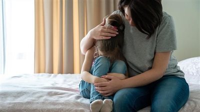 «الحضن والإستماع بهدوء» .. كيف أدعم طفلي في حالة تعرضه للتحرش ؟