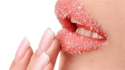 مقشر شفاه سكري يعيد لشفتيكِ نعومتهما وترطيبها في الصيف