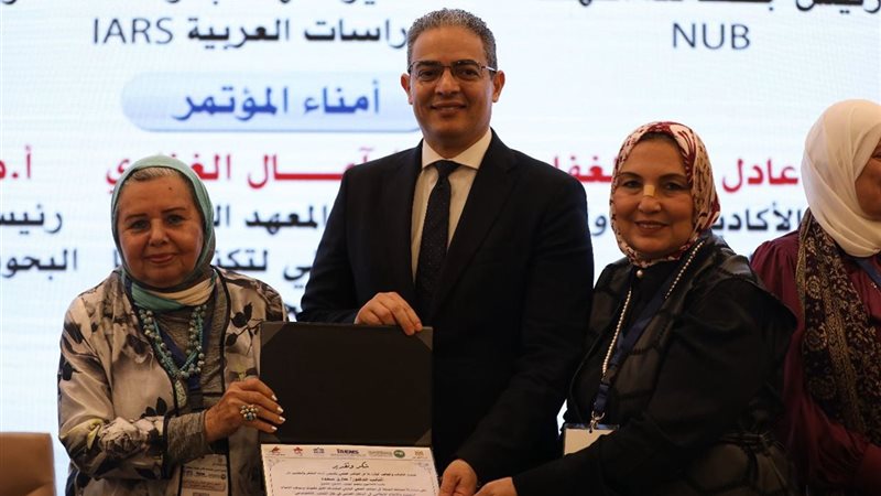 الدكتور  طارق سعده