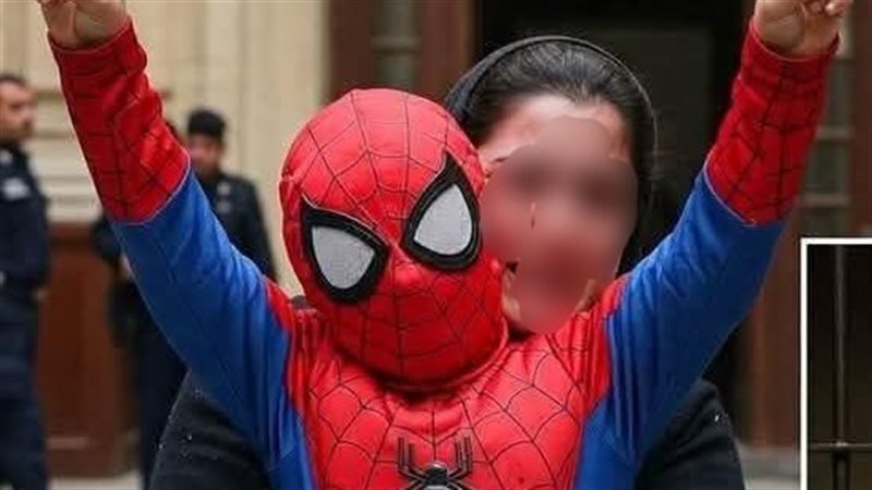 الأم تحتضن إبنها