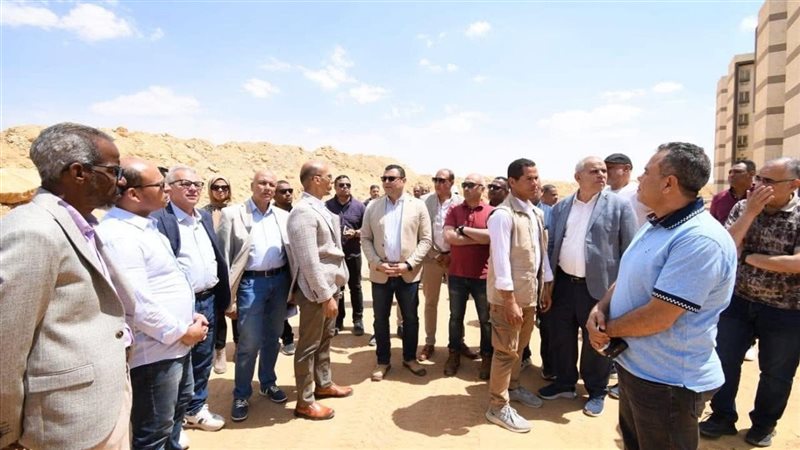 وزير الإسكان خلال