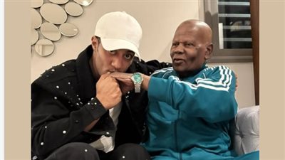 محمد رمضان يُقبّل يد والده.. ويعلق: اللهم بارك في صحة وعمر أبويا