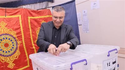 بالصور .. عمرو الليثي يدلي بصوته في انتخابات نقابة الصحفيين