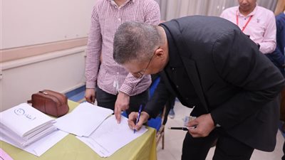 عمرو الليثي يدلي بصوته في انتخابات نقابة الصحفيين