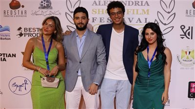 صناع الأفلام على الريد كاربت في حفل ختام مهرجان الإسكندرية .. (صور)