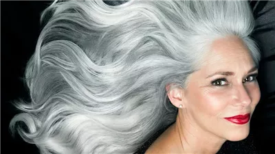 هل يمكن للمرأة الحفاظ على الشعر الطويل بعد الأربعين؟.. خبير يجيب