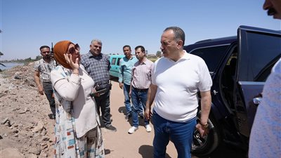 محافظ أسيوط يتفقد موقعًا مقترحًا لإنشاء كورنيش جديد بقرية بني محمديات |صور