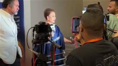 مادلين طبر تثير الجدل بعد ظهورها في افتتاح المهرجان الكاثوليكي