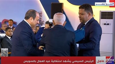 اتحاد نقابات العمال يهدي الرئيس السيسي درع الاتحاد العام 