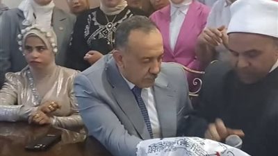 لفتة إنسانية.. محافظ أسيوط وكيلأ لعروس يتيمة ويتكفل بزفافها