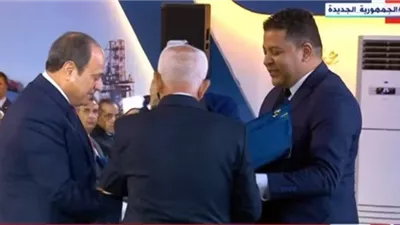 عبد المنعم الجمل يقدم درع الاتحاد للرئيس السيسي خلال احتفالية عيد العمال