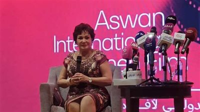 لبلبة تقف دقيقة حداد على روح الراحل وليد مصطفى في مهرجان أسوان 