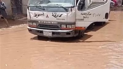 كسر مفاجئ بخط مياه 8 بوصة بقرية النخيلة بمركز ابو تيج بأسيوط 