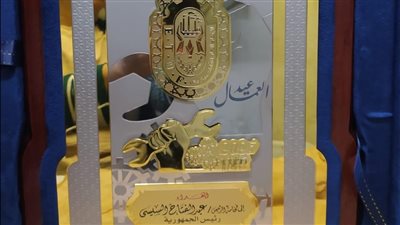 بأيادى مصرية.. المهندس راغب عبد الفتاح مصمم الدروع فى احتفالية عيد العمال 