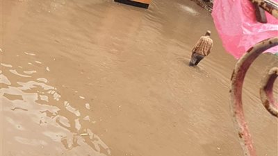 المياة تتسلل للمنازل.. أمطار غزيرة تغرق قرى دمياط وتعطل حركة السير والصيد