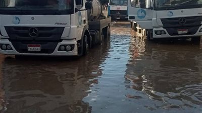 أجهزة دمياط تتحرك لرفع مياه الأمطار من شوارع القرى